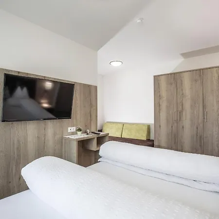 Jaqueline לינה וארוחת בוקר 3*